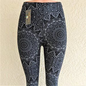 ULTRA SOFT Black & White Sundial Leggings (NWT)